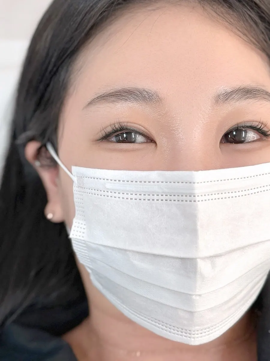 자연스러운 애교살 라인이 있는 눈매