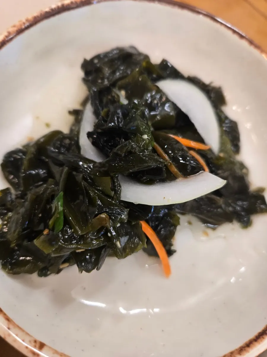 Sauce-soaked bean sprouts and monkfish