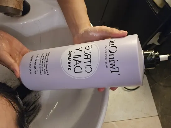 Second shampoo step of the scalp and hair clinic