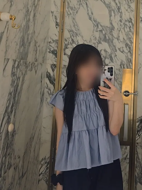Long hair finished with a calm, straightened blowout