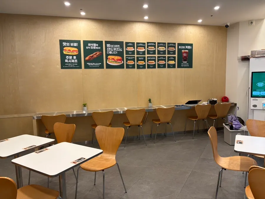 창가 2인석과 아기자기한 매장 인테리어