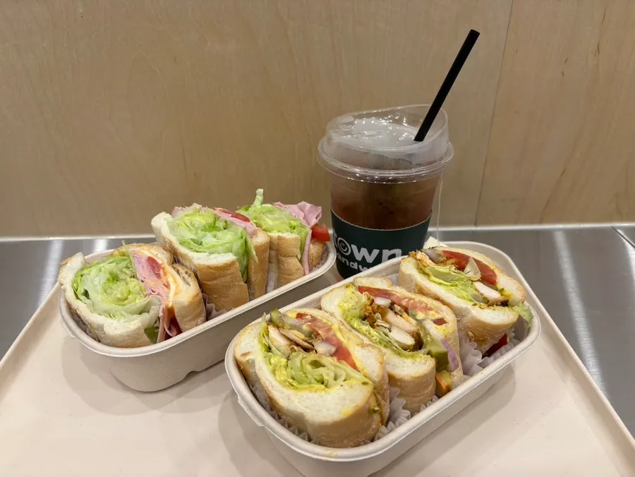 즉석에서 만들어 나온 바게트 샌드위치 두 개