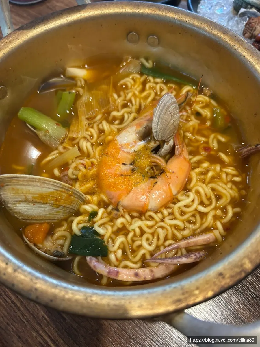 Seafood ramyeon with big shrimp and clams