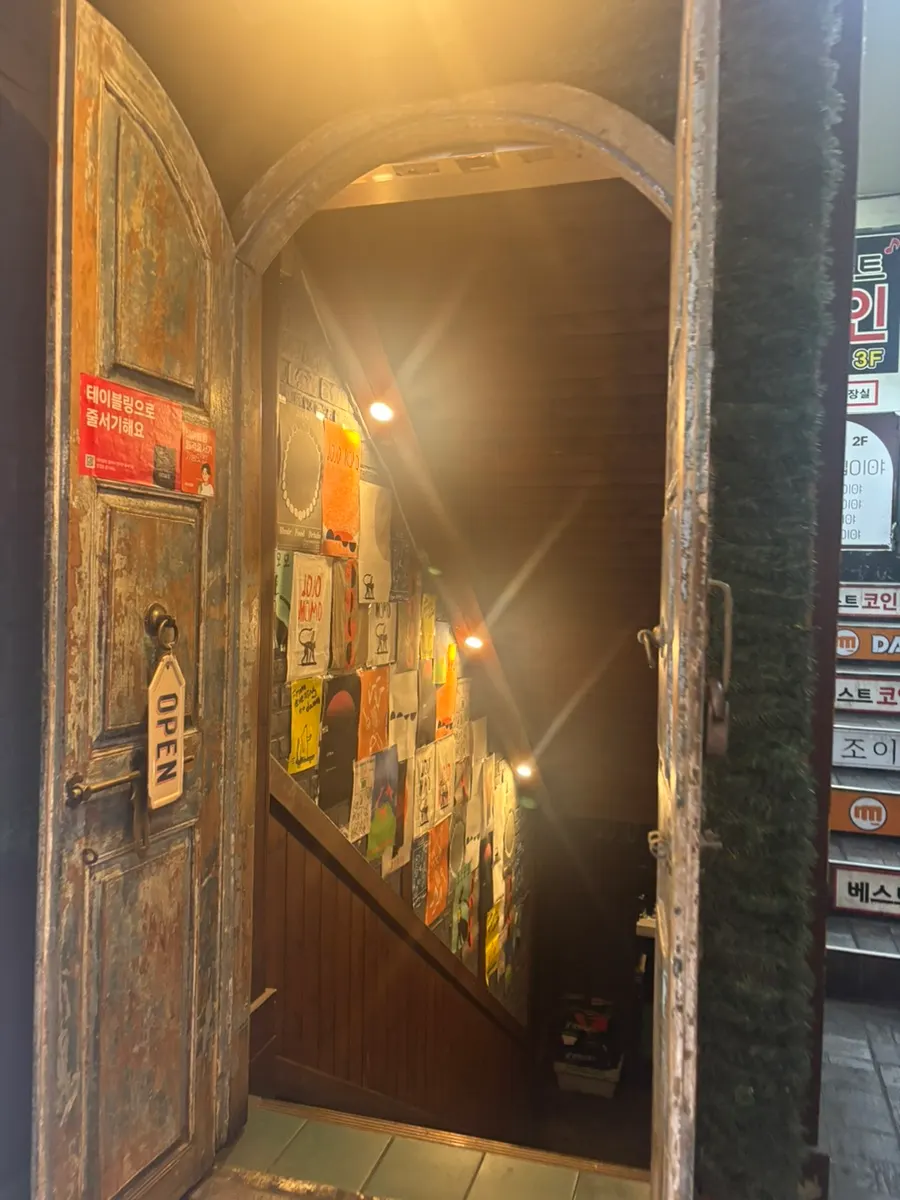 Entrance to Jojomomo with a wait on Friday evening