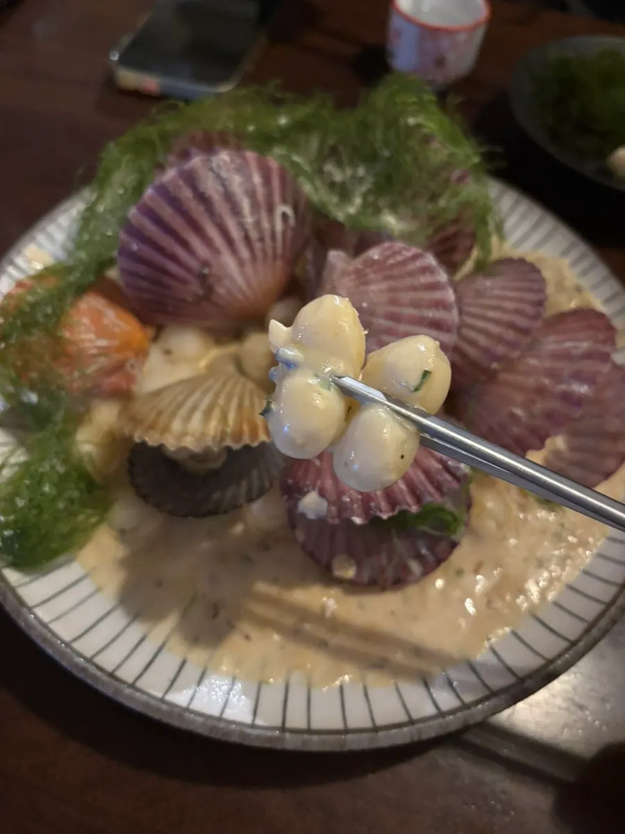 Round rice-cake-shaped tteokbokki in cream sauce