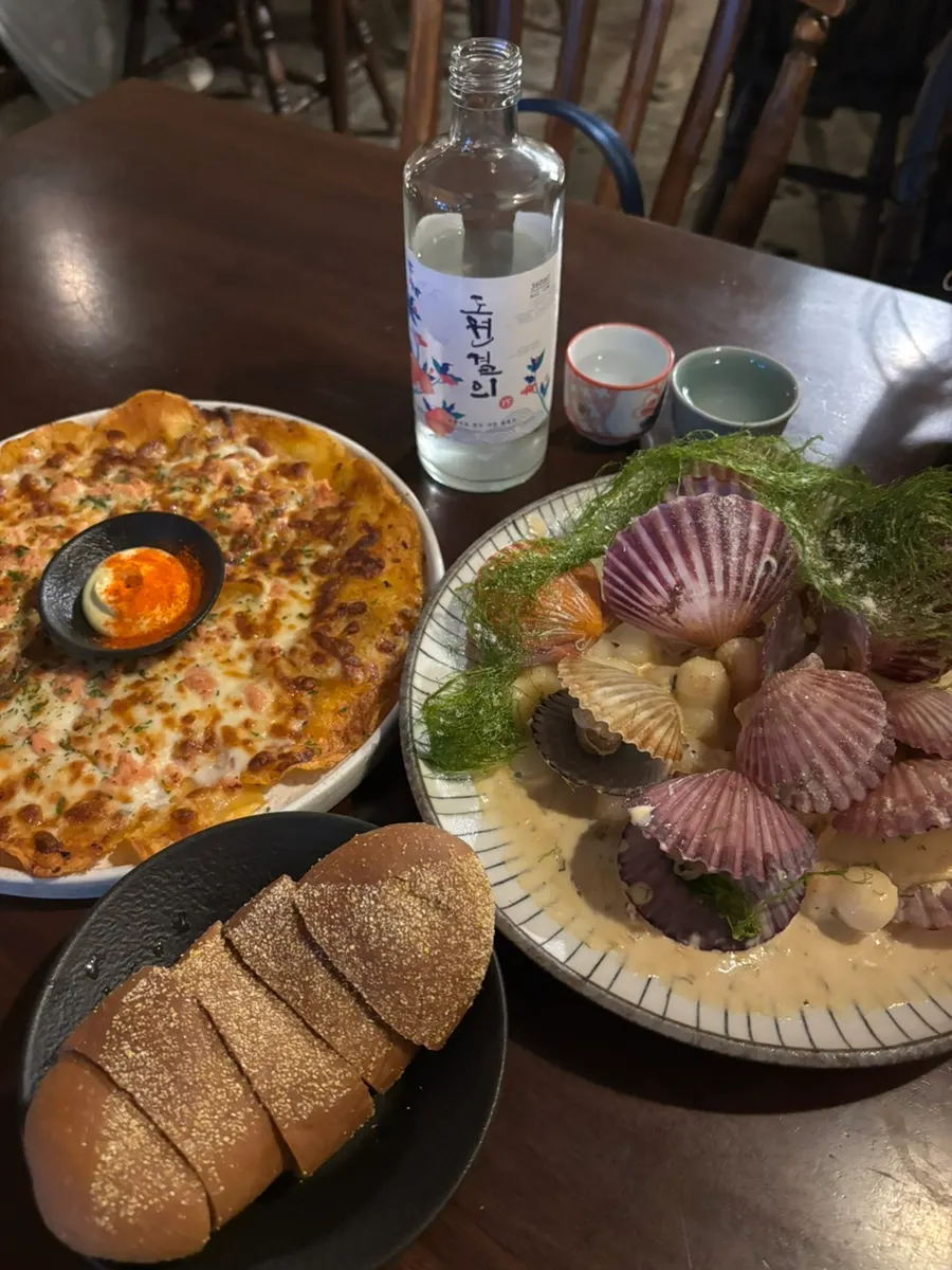 Table set with drinks and food at Jojomomo