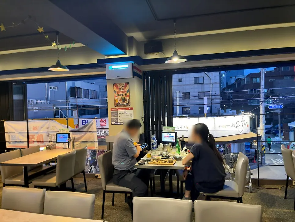 시원하게 뚫린 야외 테라스 좌석