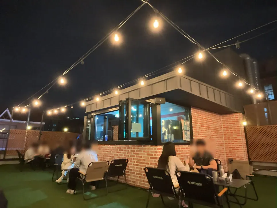 저녁 바람 맞으며 한잔하는 루프탑 테이블