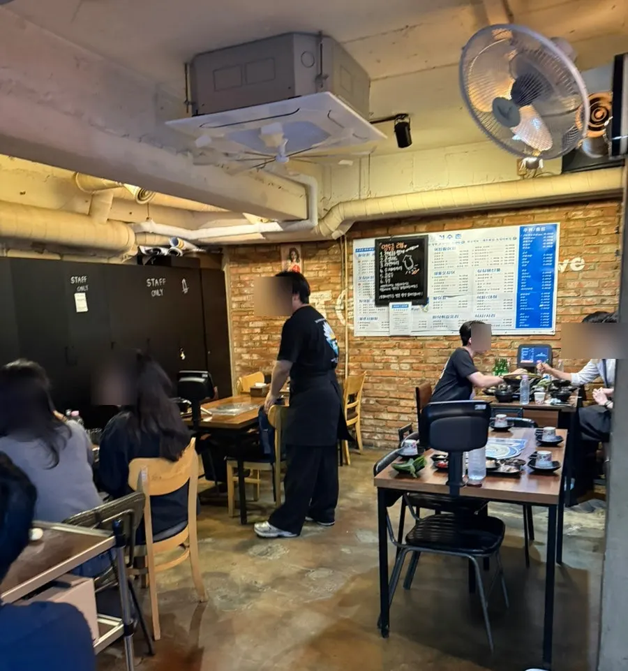 테이블마다 놓인 태블릿 주문기가 보이는 매장 내부