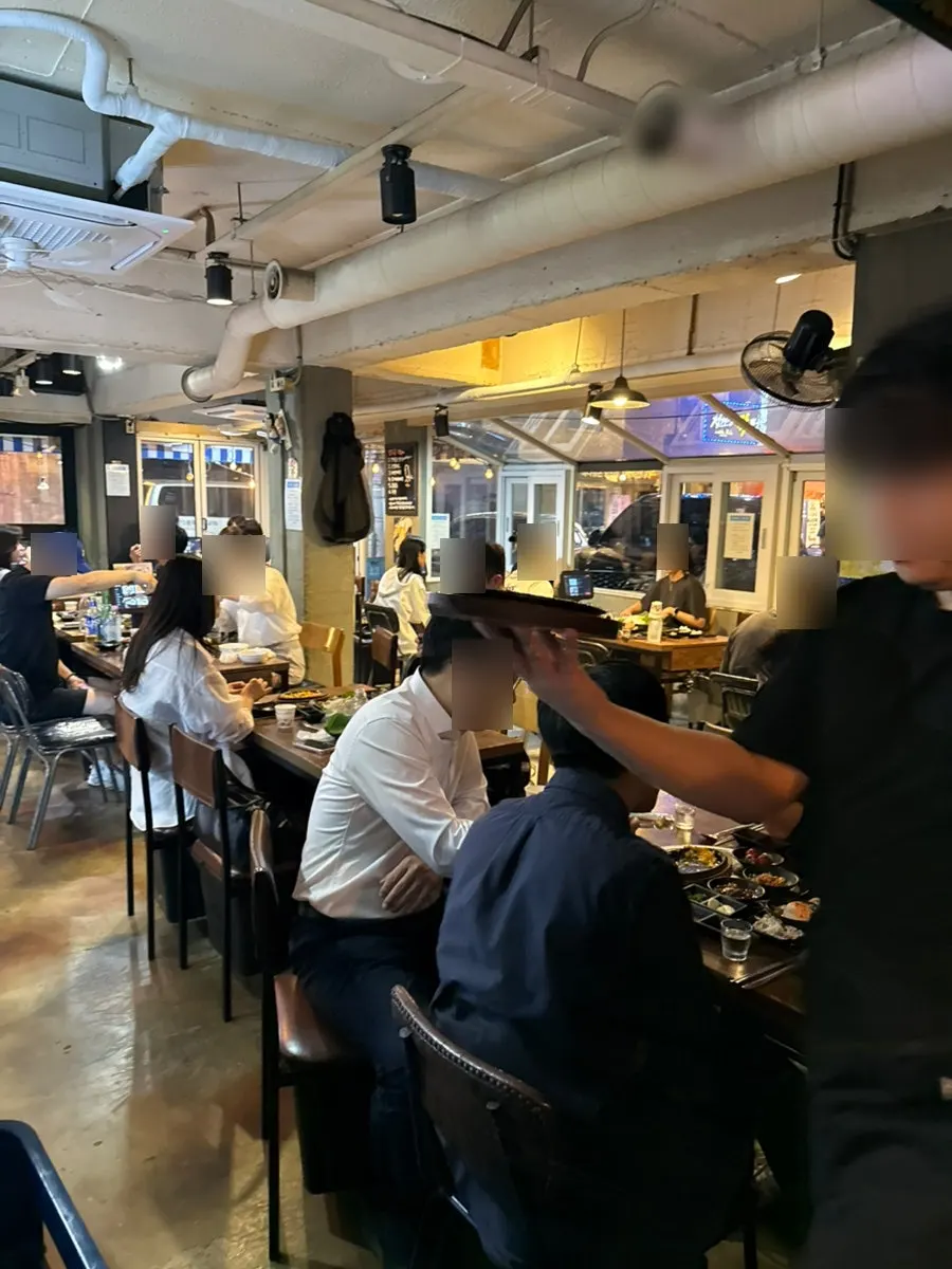 모듬회와 물회가 적힌 벽면 메뉴 안내