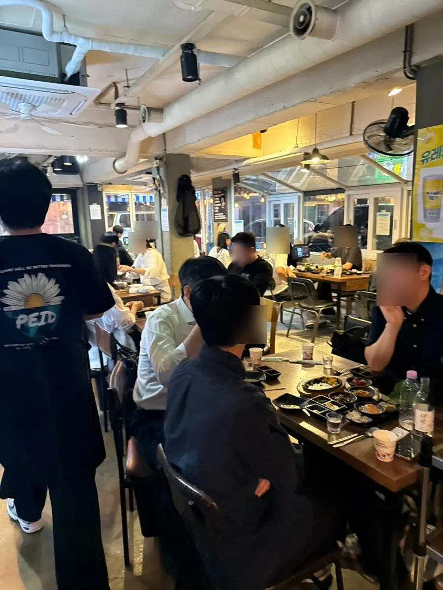 손님 테이블이 자리한 매장 홀 풍경