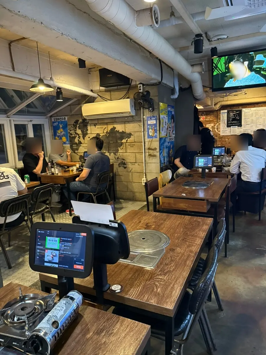 회에 술 한잔하기 좋은 분위기의 매장 내부