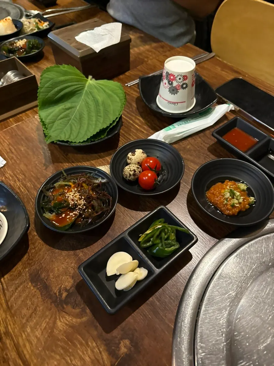 순두부와 해조류무침 등 푸짐하게 깔린 기본찬