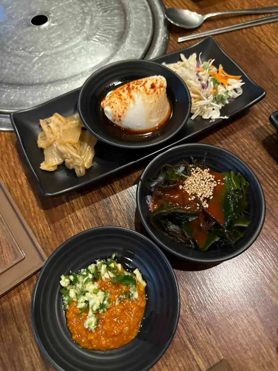 막장과 미역초장이 함께 나온 밑반찬 상차림