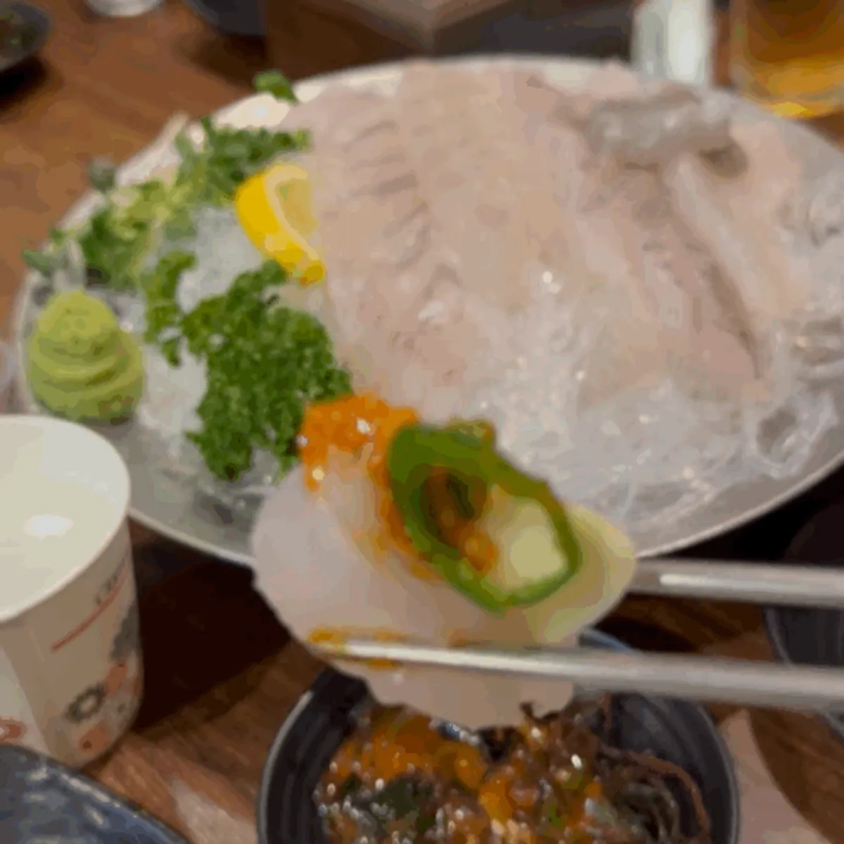두툼하게 썰린 광어와 우럭 회 클로즈업