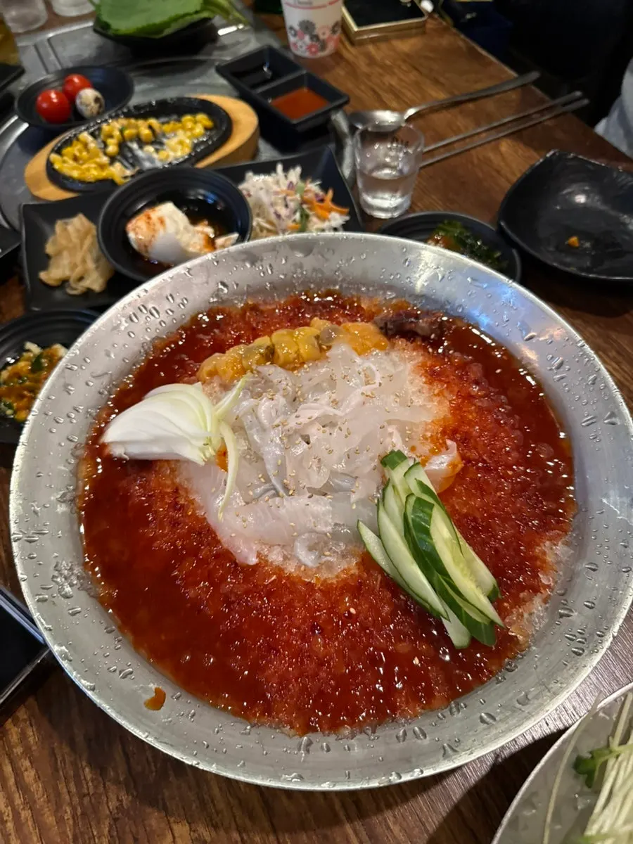 오징어선수촌 잠실점에서 먹은 회와 물회 테이블