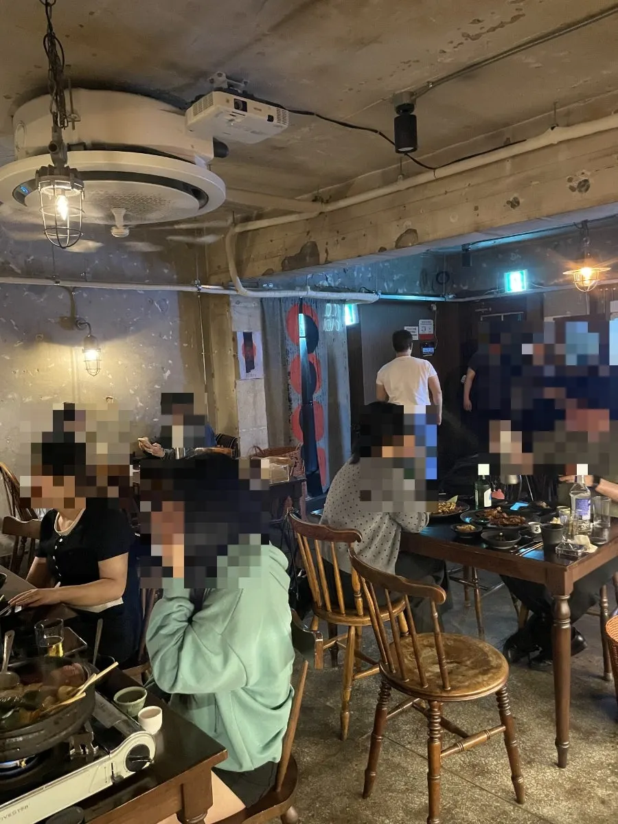 Busy interior at Jojomomo