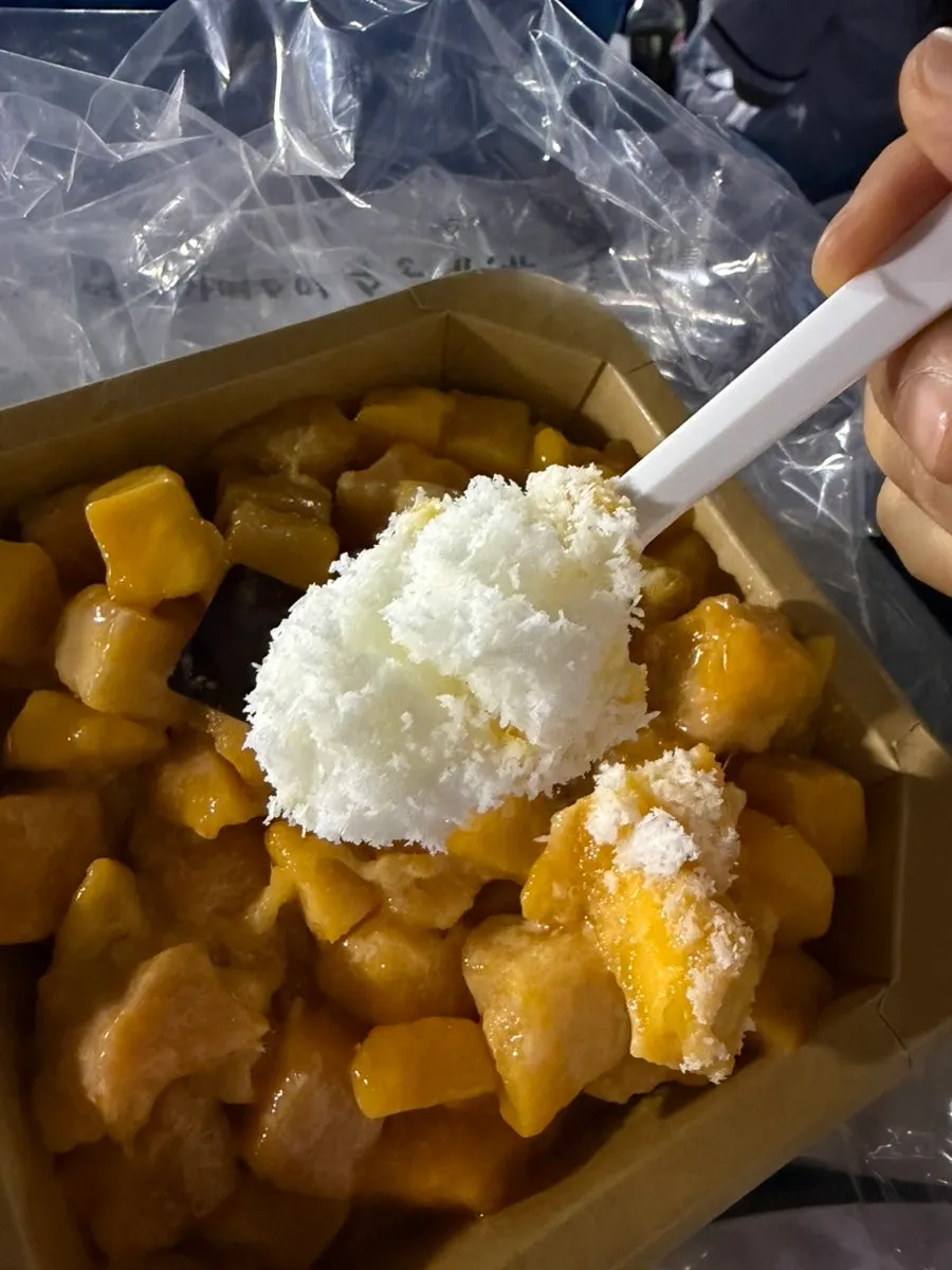 Mango bingsu eaten while cheering
