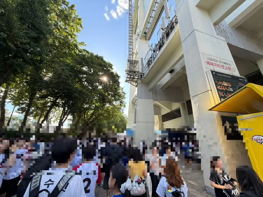Food truck snacks at Jamsil Baseball Stadium