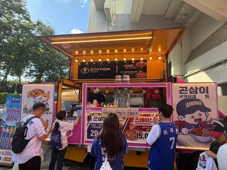 Jamsil Baseball Stadium food trucks before the game