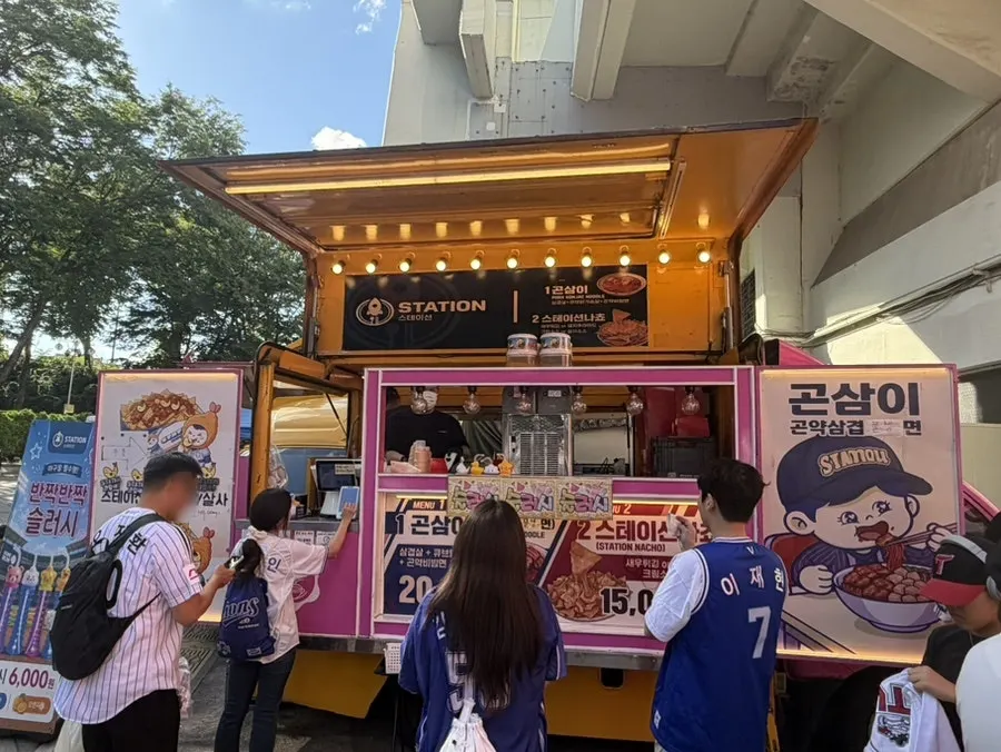 Jamsil Baseball Stadium food trucks before the game