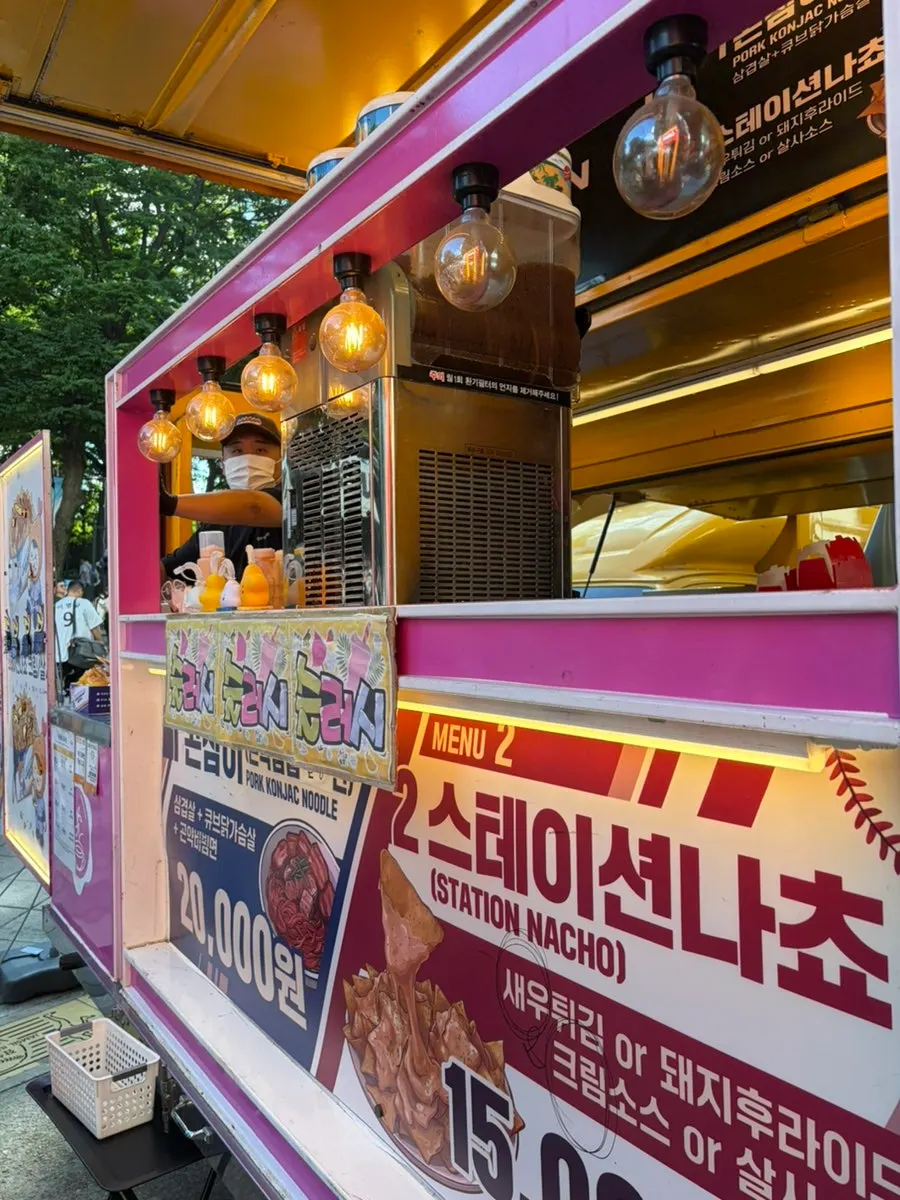 Visitors at the Jamsil Baseball Stadium food trucks