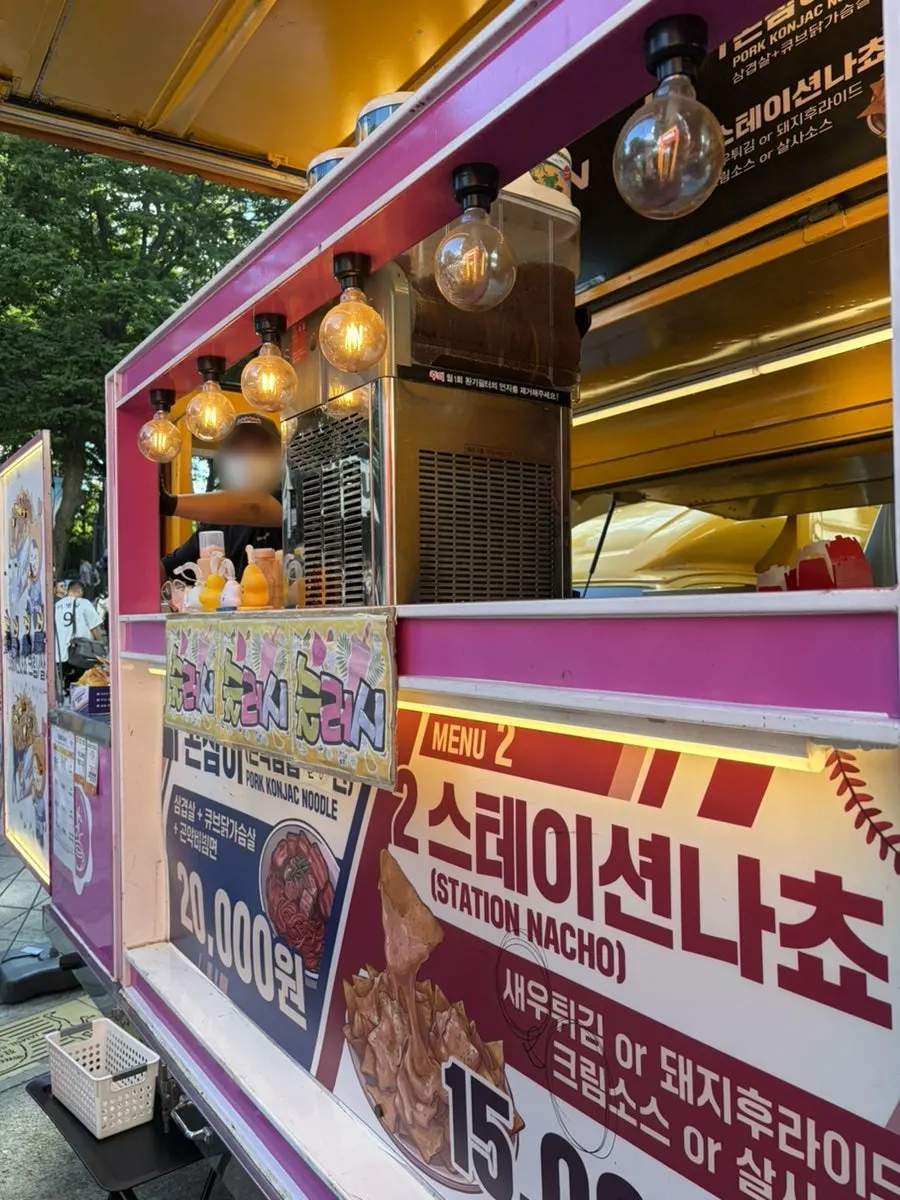 Visitors at the Jamsil Baseball Stadium food trucks