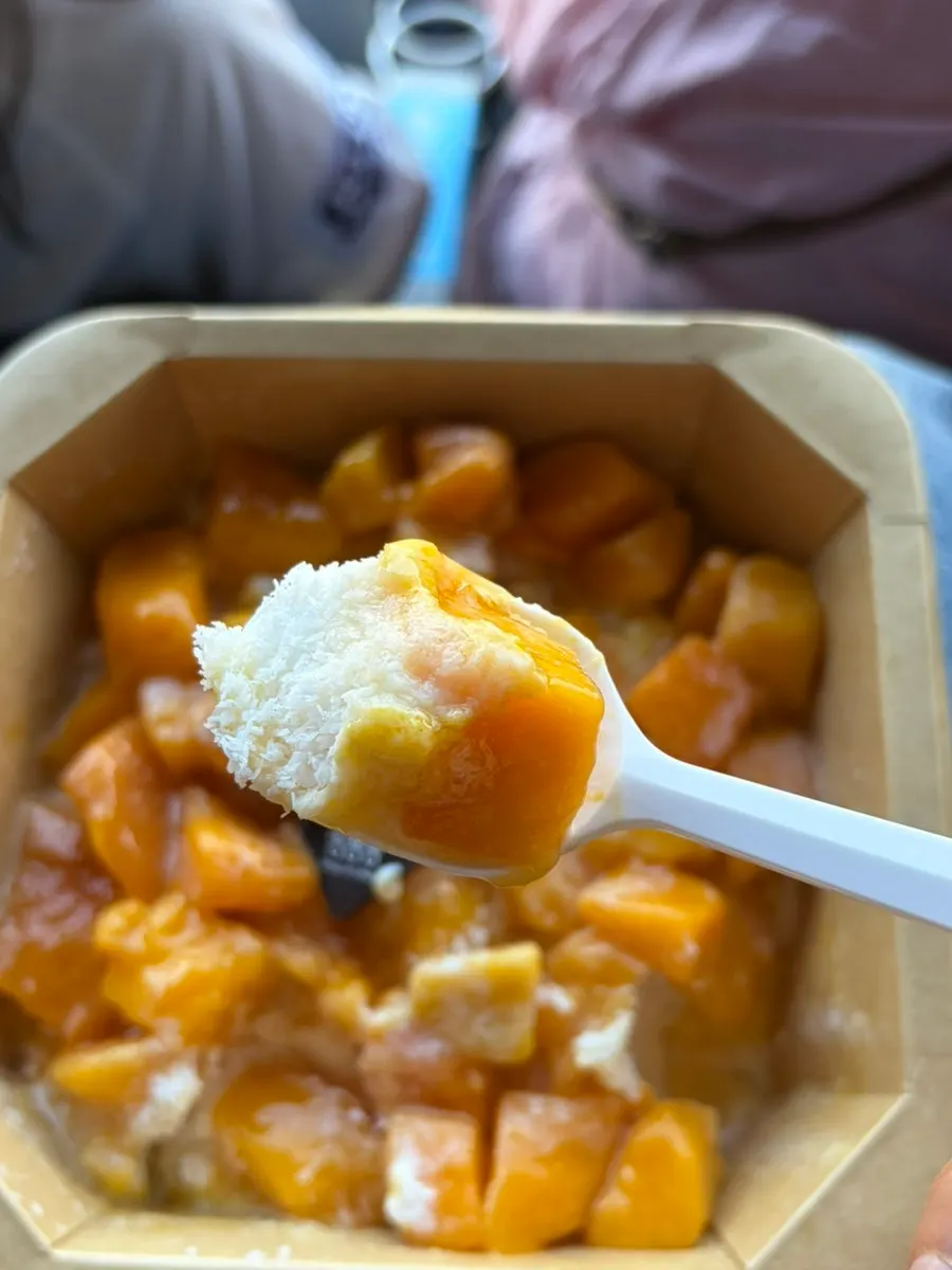 Snowflake ice and mango bingsu