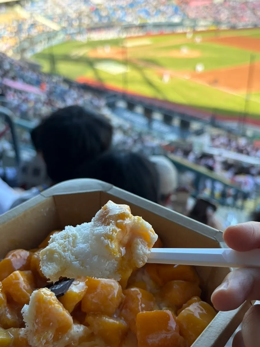 Mango bingsu with mango flesh