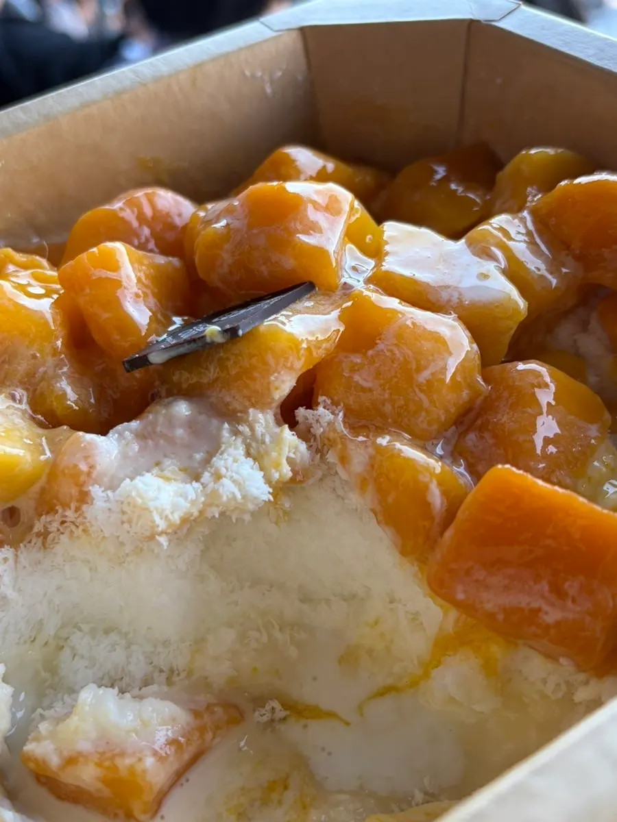 Mango bingsu eaten while cheering at a baseball game