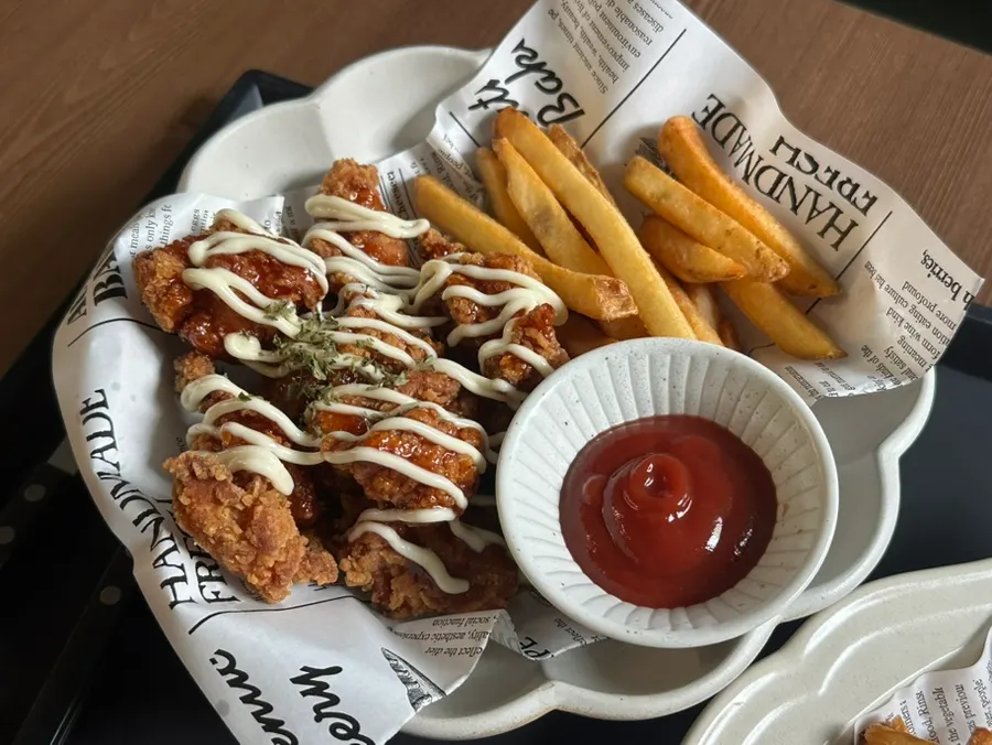 White supreme seasoned chicken drizzled with white sauce
