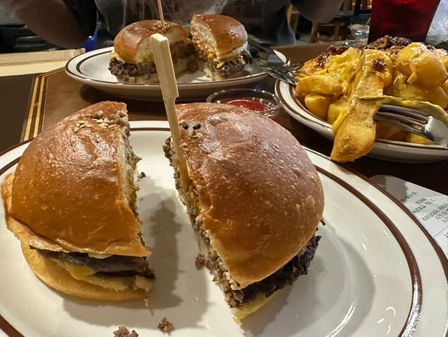 A handmade burger food trip to Jamsil Jangmi Sangga