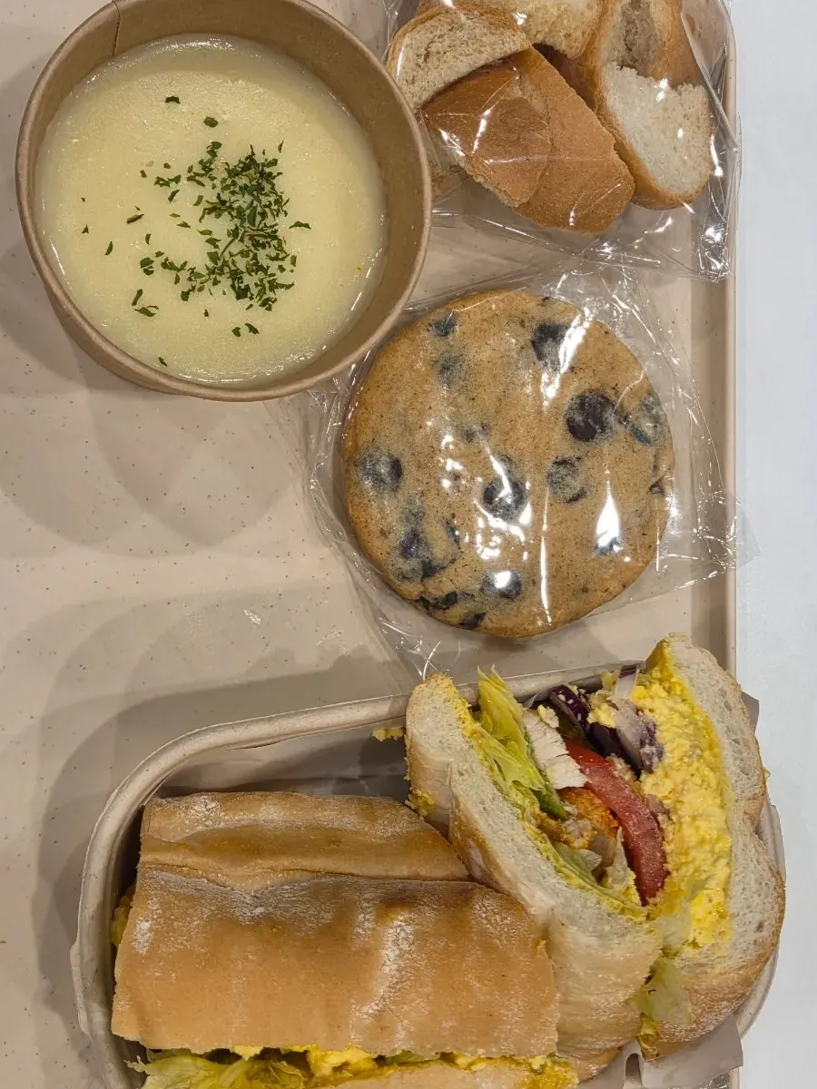 한번에 나온 샌드위치와 크림스프, 쿠키 상차림