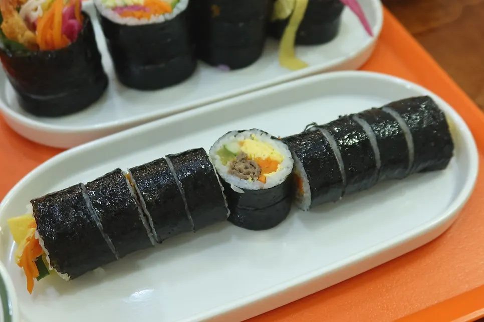 테이블에 놓인 김밥과 돈까스