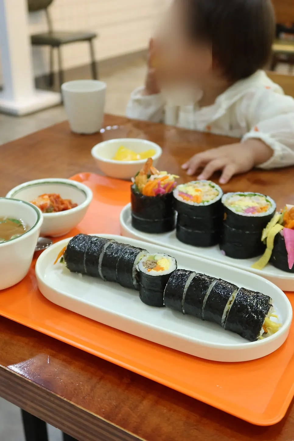 속재료가 보이는 김밥 단면