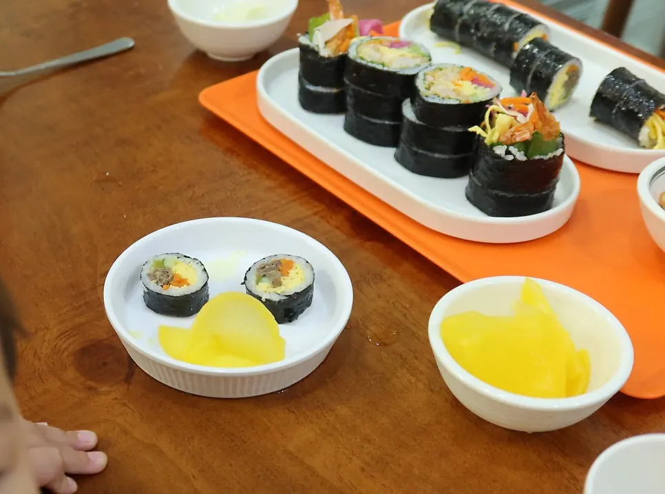 프리미엄 재료로 만든 김밥 한 접시