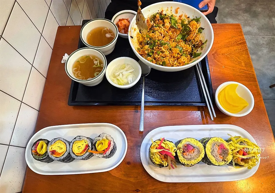 제육비빔밥과 김밥 두 종류 한 상 차림