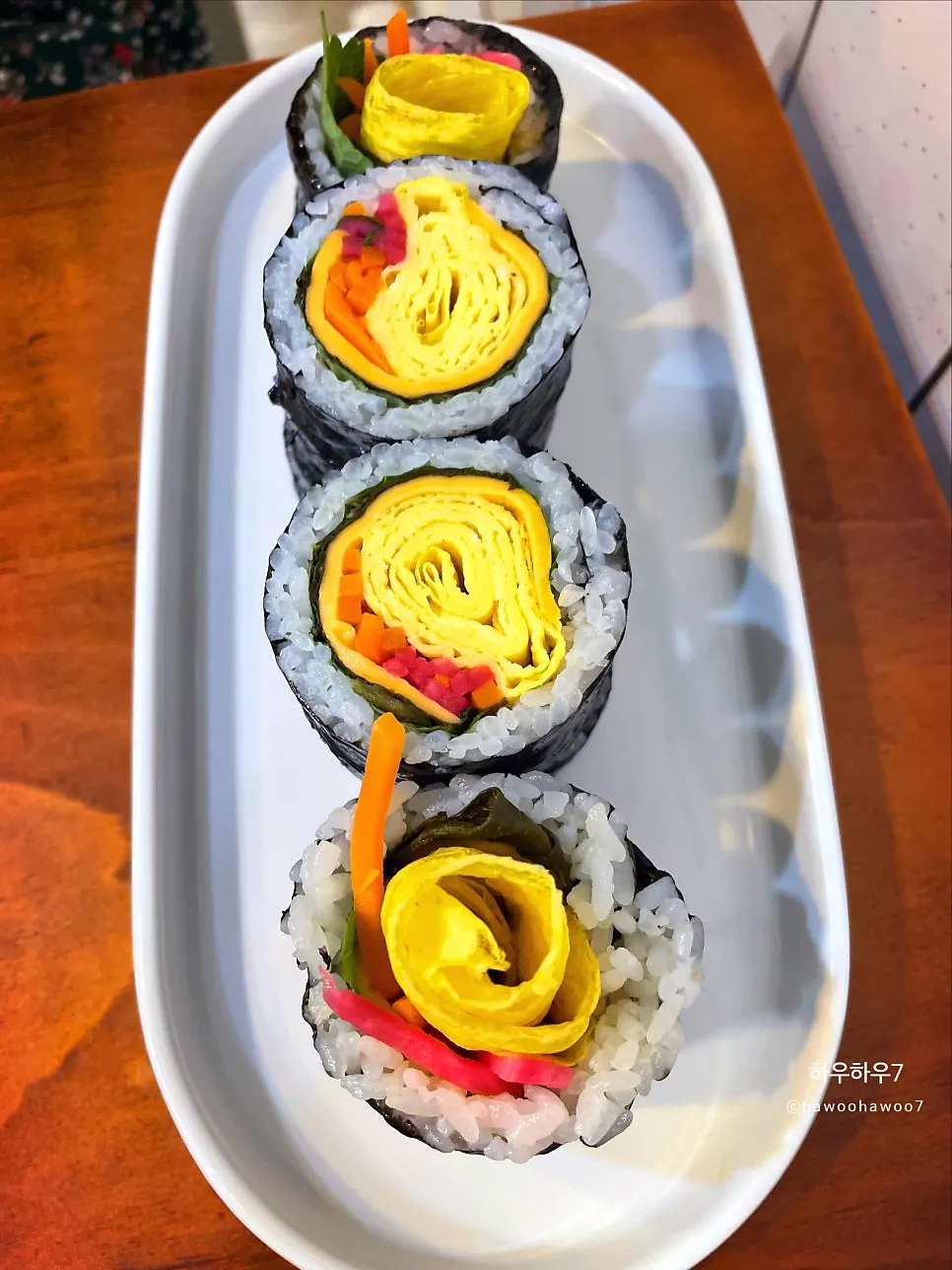단면이 보이는 더블치즈계란김밥