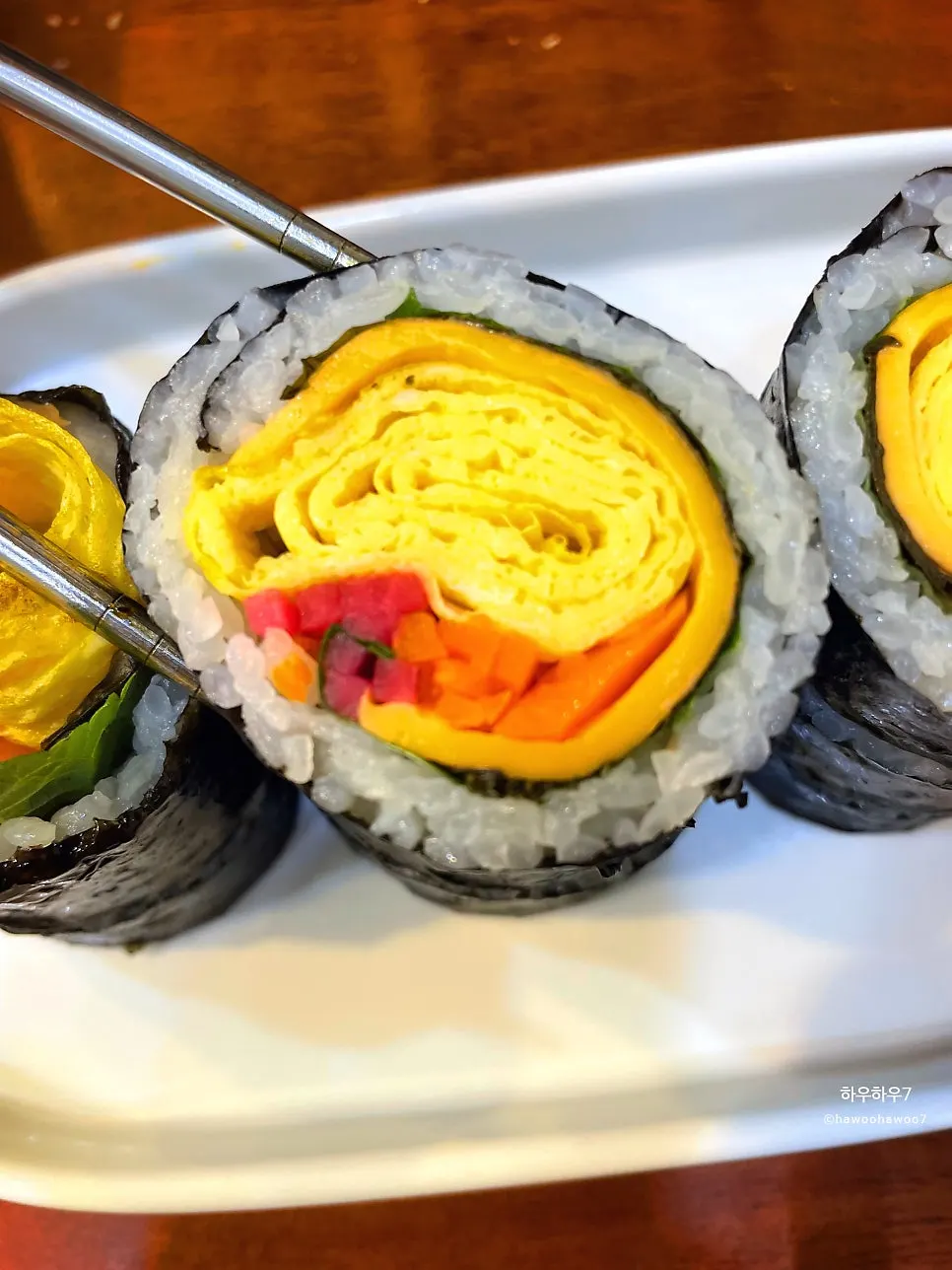 계란지단과 치즈가 가득한 김밥 단면