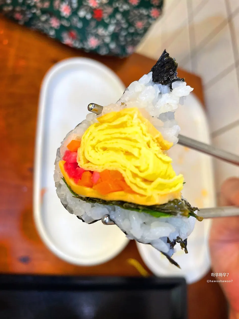 깻잎과 채소가 들어간 더블치즈계란김밥