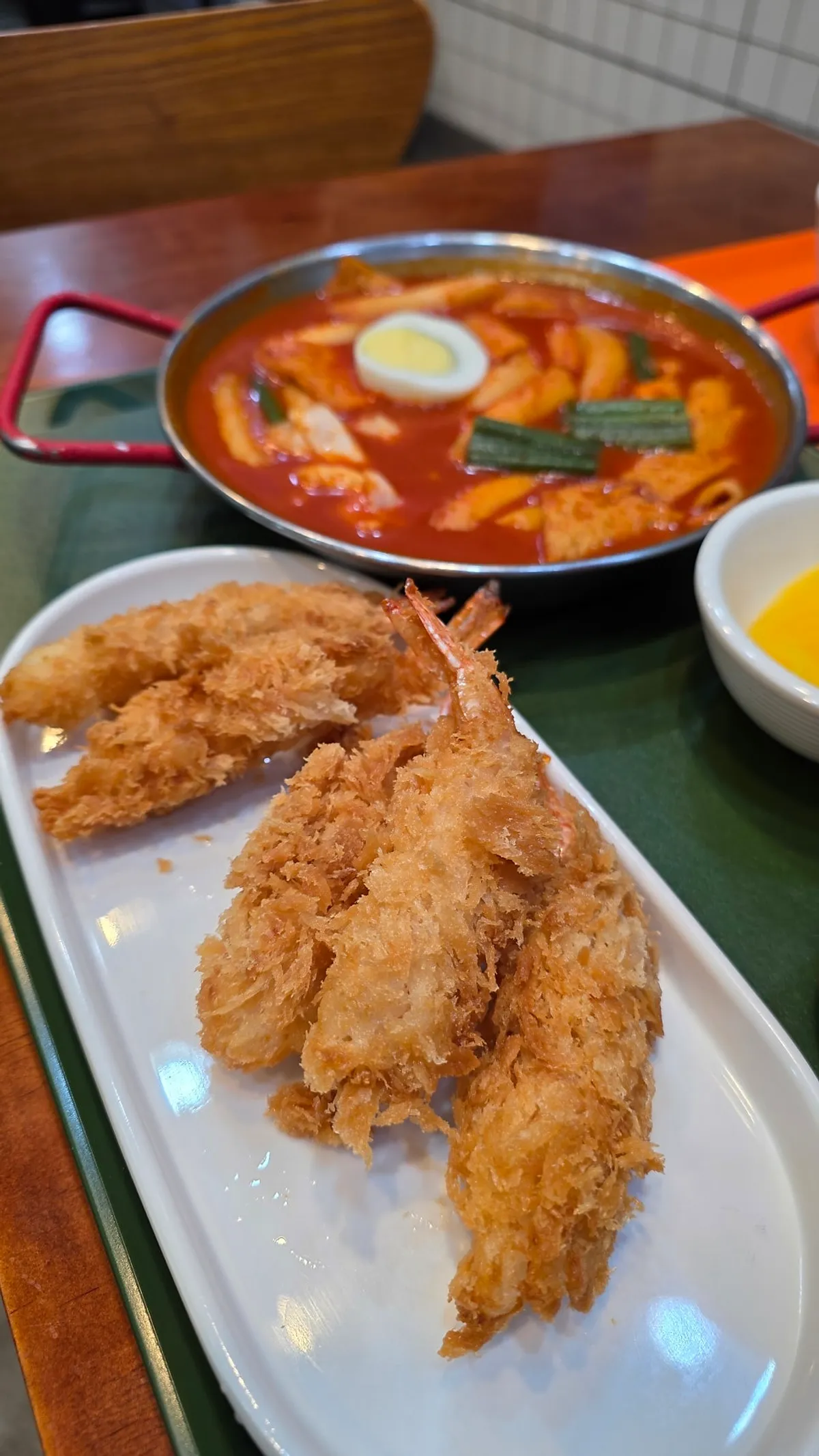 잠실첫집에서 주문한 분식 한 상 세로 사진