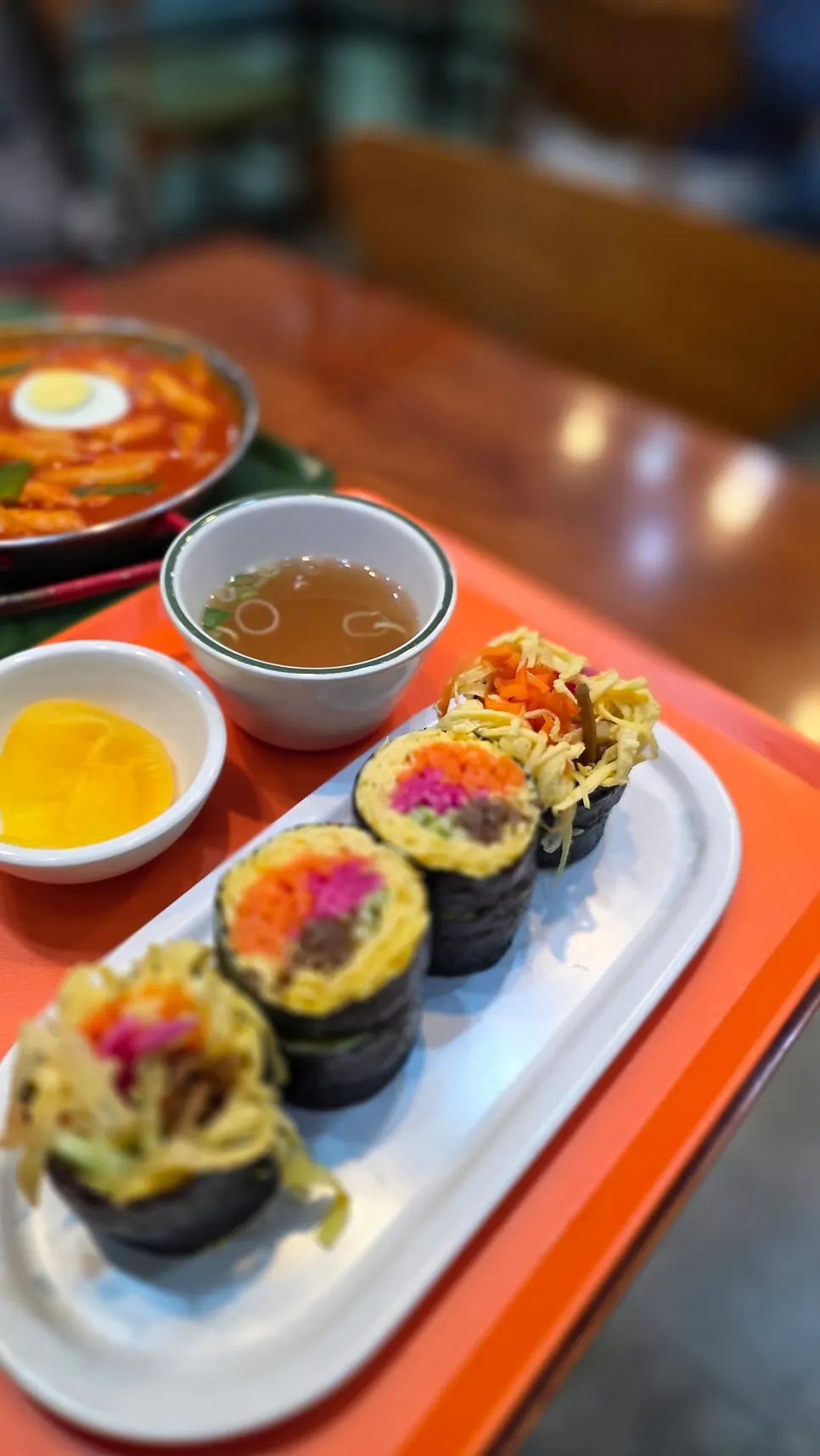 잠실첫집 테이블에 차려진 김밥과 떡볶이