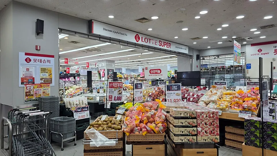잠실첫집 입구에 붙은 김밥 재료 안내문