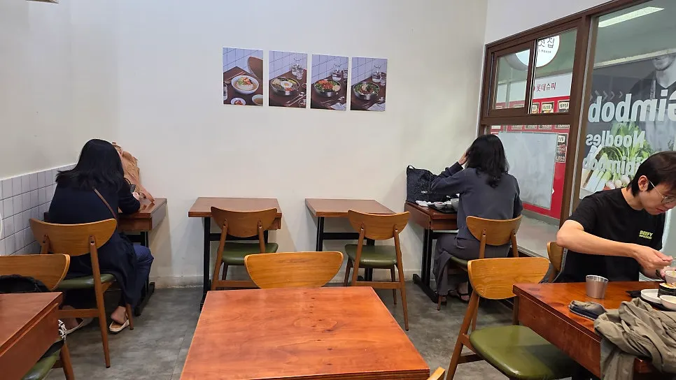 잠실첫집 김밥 종류가 적힌 메뉴판