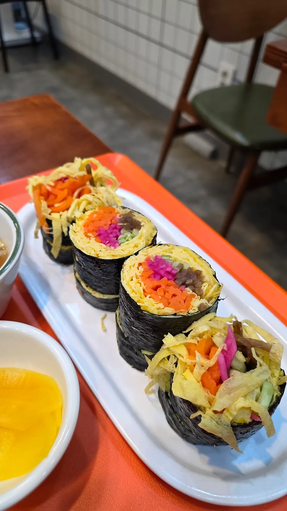 계란지단으로 감싼 잠실첫집 야채키토김밥 단면