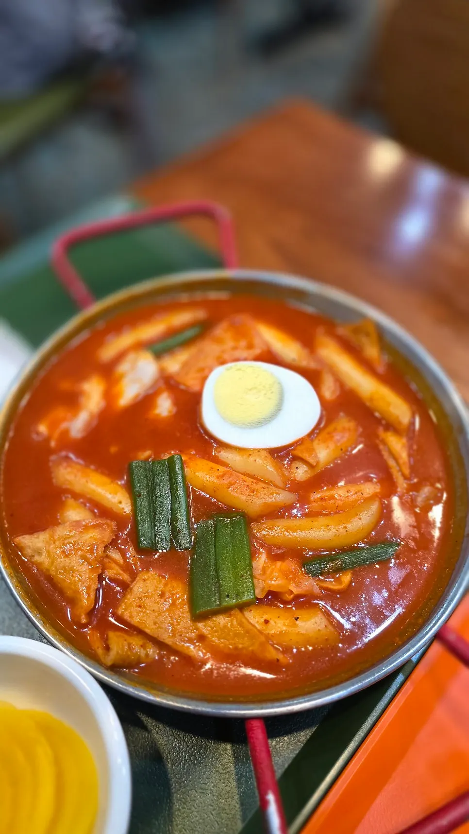 어묵과 대파, 삶은 계란이 올라간 국물떡볶이