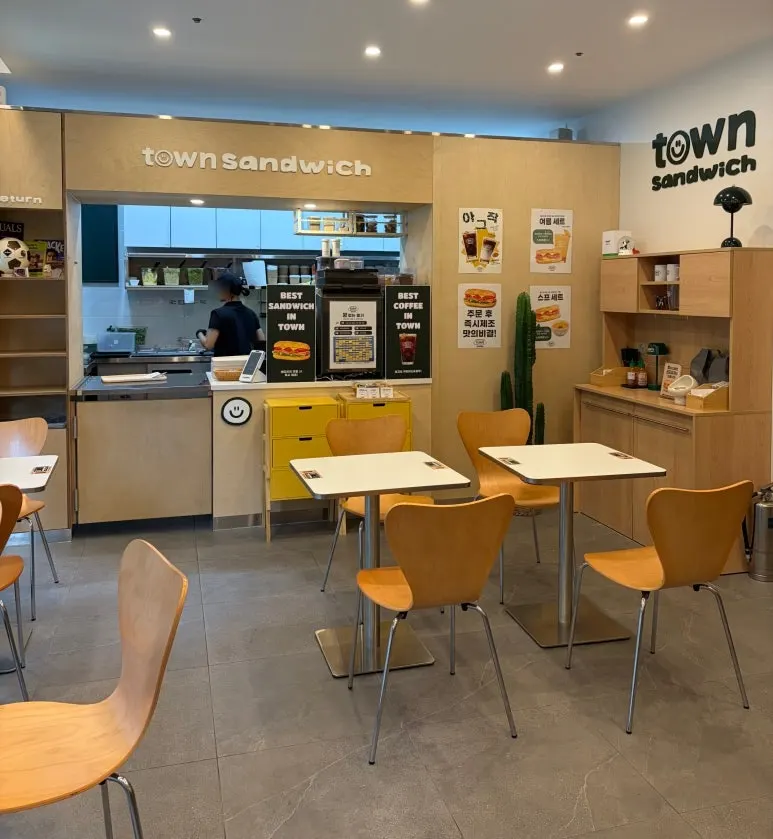 Entrance to Town Sandwich inside the Jamsil Dashaeng Starpark commercial building