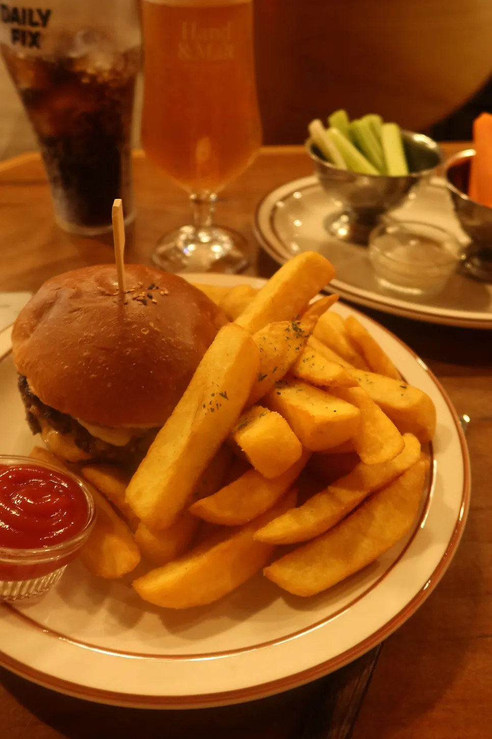 수제버거와 함께 놓인 IPA 맥주