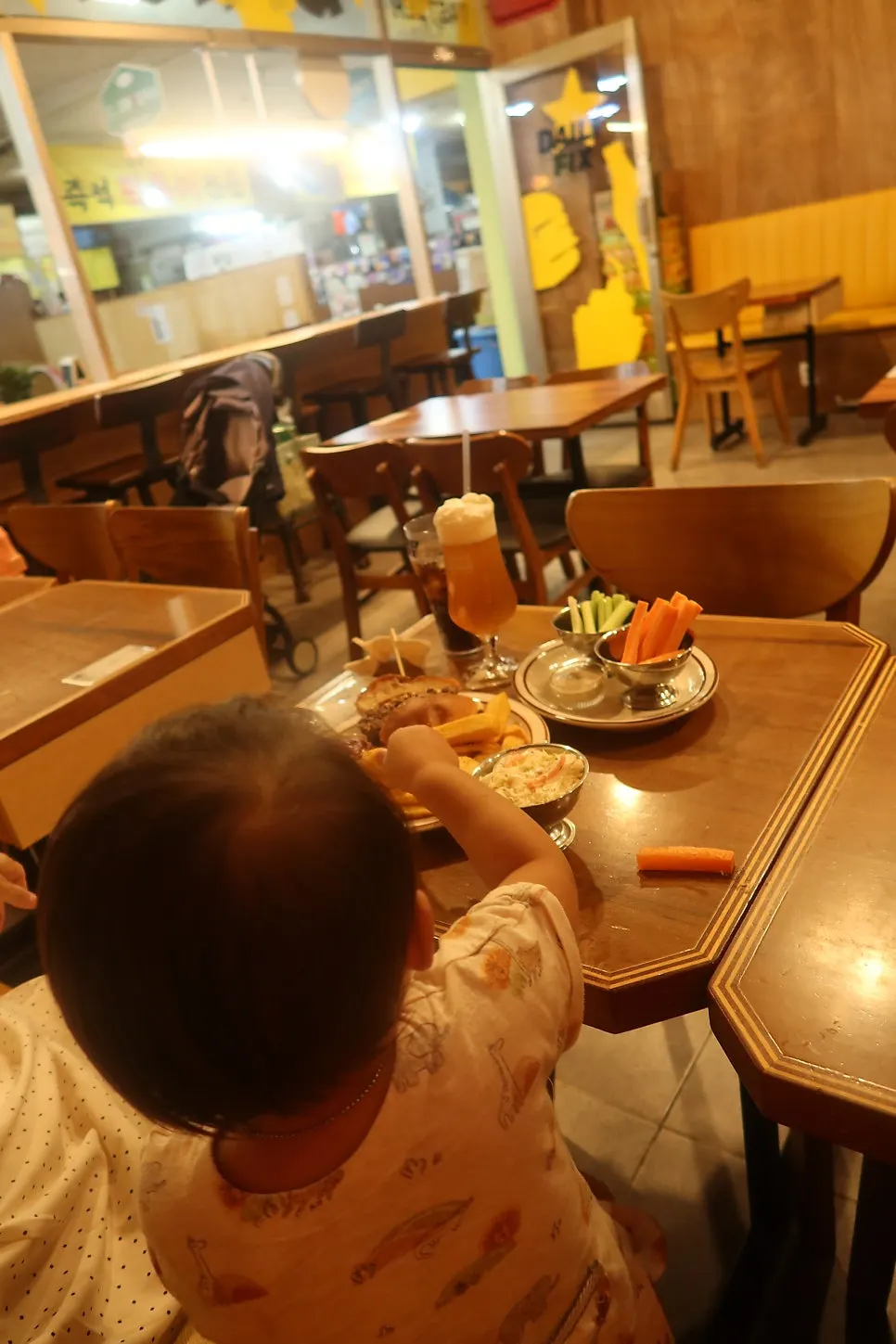 손에 든 데일리픽스 더블치즈버거