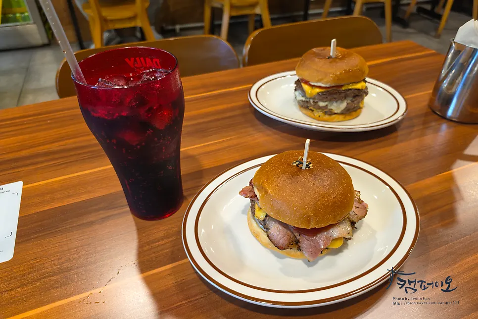Refillable cola paired with the hamburger
